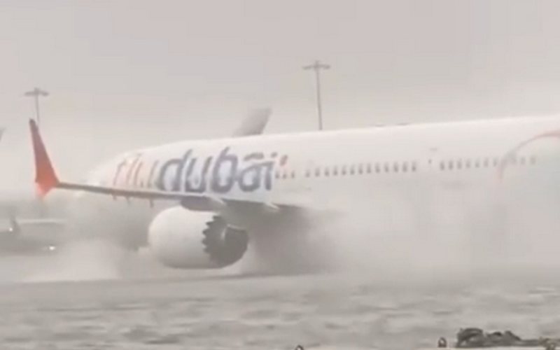 Aeronaves foram vistas taxiando sobre camada de água no aeroporto de Dubai - Reprodução/Redes Sociais
